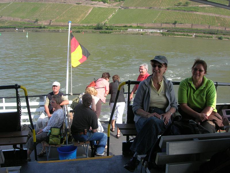 2009-05-Ausflug-Bacharach 015.jpg - Ja, schön so eine Bootsfahrt am frühen Morgen